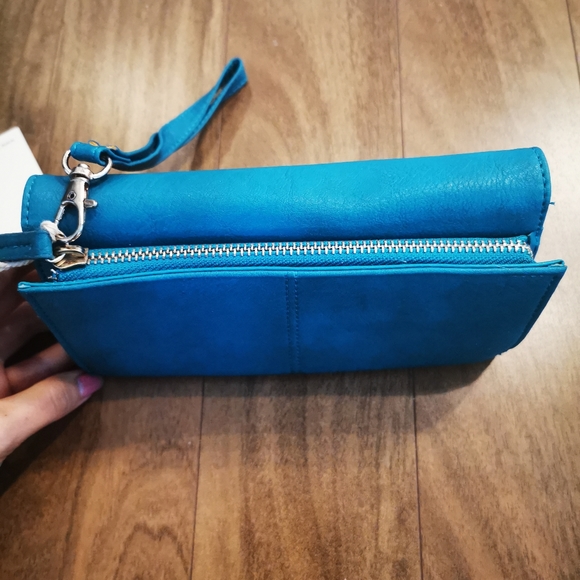 FREE Teal Wallet - Picture 2 of 3